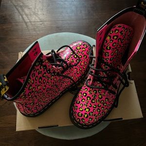 Dr Martens beautiful, yellow black spots NWT in box.